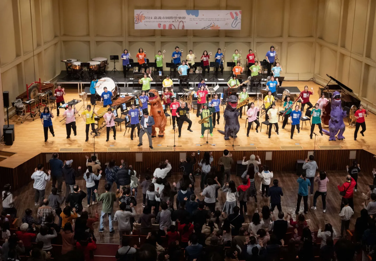 歌って踊って恐竜王国福井をアピールする楽曲 Walk The Dinosaur のパフォーマンス